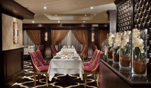 En restaurant eller et spisested på Steigenberger Minerva Nile Cruise - Every Thursday from Luxor for 07 & 04 Nights - Every Monday From Aswan for 03 Nights
