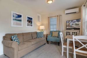 西耶斯塔島的住宿－Blue Sage，客厅配有沙发和桌子