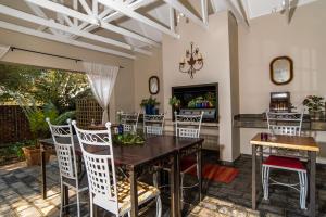 a dining room with a table and chairs at 5th Avenue Gooseberry Guest House in Johannesburg