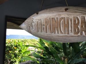 una señal que dice piña colgada en un viñedo en Ocean île-heaven, en Le Moule
