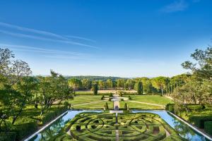 eine Luftansicht auf einen Garten mit einem Labyrinth in der Unterkunft Château de la Gaude in Aix-en-Provence