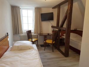 Un pat sau paturi într-o cameră la Gasthof zur Alten Post