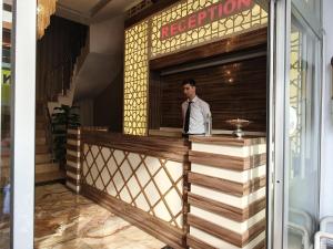 un hombre parado en un bar en un edificio en Elazig Gunay Hotel en Elazığ