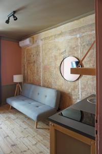 un soggiorno con divano blu e specchio di Beautiful best location apartment Red Mouse a Plovdiv