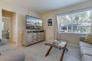 een woonkamer met een grote flatscreen-tv bij Elderberry in Siesta Key