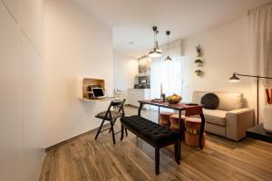 ein Wohnzimmer mit Tisch und Couch in der Unterkunft STELLA - Luxury by the Sea - Boutique Apartment in Martinsicuro