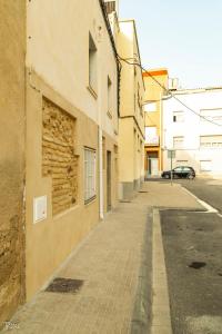 une allée vide avec un bâtiment et une rue dans l'établissement CASA LO PASTELER, à Roquetas