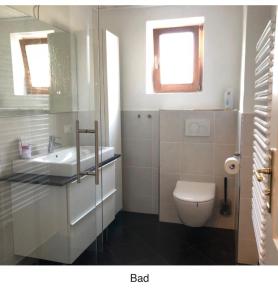 ein Badezimmer mit einem weißen WC und einem Waschbecken in der Unterkunft Fewo Schönau am Königssee in Schönau am Königssee