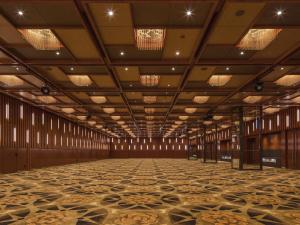 an empty room with a large ceiling and a large floor at APA Hotel & Resort Yokohama Bay Tower in Yokohama
