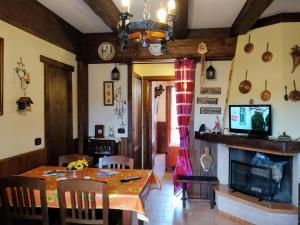 een eetkamer met een tafel en een open haard bij La Chiave del Gufo - Castel di Sangro in Castel di Sangro