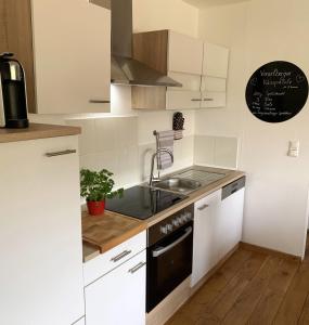 Cucina o angolo cottura di Ferienwohnung Drachennest mit Sonnenterrasse