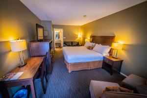 Voodi või voodid majutusasutuse Alpine Inn & Suites toas