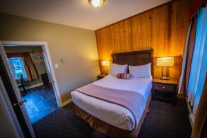 Voodi või voodid majutusasutuse Alpine Inn & Suites toas