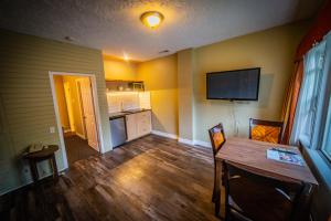 Köök või kööginurk majutusasutuses Alpine Inn & Suites