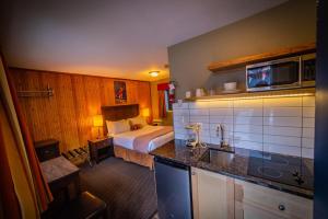 Köök või kööginurk majutusasutuses Alpine Inn & Suites