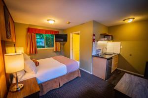 Köök või kööginurk majutusasutuses Alpine Inn & Suites