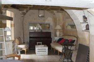 ein Wohnzimmer mit einem Sofa und einem Tisch in der Unterkunft maison de village in Saint-Quentin-la-Poterie