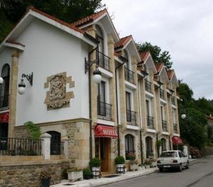 uma fila de edifícios ao lado de uma rua em Hotel De Borleña em Borleña