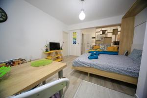 Μια τηλεόραση ή/και κέντρο ψυχαγωγίας στο KORONA STUDIO