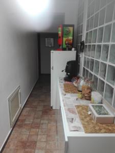 マテーラにあるTerrazza Sui Sassiのキッチン(カウンター、白い冷蔵庫付)