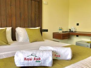 Ліжко або ліжка в номері Royal Rock Sigiriya