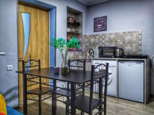 - une cuisine avec une table et des chaises dans la chambre dans l'établissement Apartment LINIMA, à Tbilissi