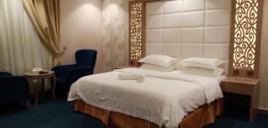 Una cama o camas en una habitación de Ajwaa Suites