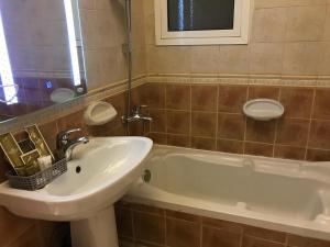 Vannituba majutusasutuses Ajwaa Suites