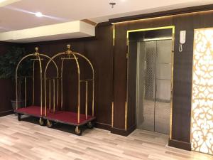 Ajwaa Suites في جدة: غرفة مع دش وباب زجاجي
