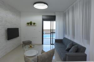 TV a/nebo společenská místnost v ubytování sea view & pool eilat
