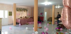 a room with a table with pink and white balloons at La Mateo in Călimăneşti