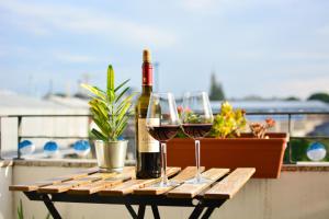 - une bouteille de vin et deux verres sur une table dans l'établissement Porto Cozy House, à Porto