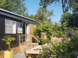 a backyard with a table and a house at Zeeuwse Landhoeve in Brouwershaven