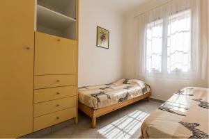 une chambre avec un lit et une commode dans l'établissement L OLIVIER, à Antibes