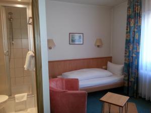 Un pat sau paturi într-o cameră la Hotel Koch Maingau