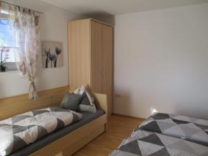 Schlafzimmer mit einem Bett und einem Holzschrank in der Unterkunft Appartement Alexandra in Flattach