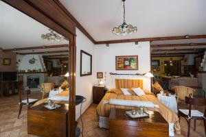 1 dormitorio con 1 cama y sala de estar en The Flowers' House, en Potenza