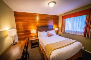 Voodi või voodid majutusasutuse Alpine Inn & Suites toas