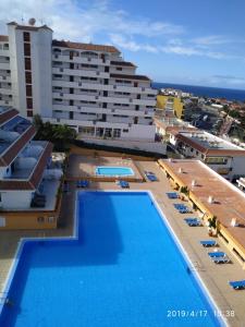 プエルト・デ・サンティアゴにあるApartamento Seguro de solのスイミングプール付きのホテルのアリアルビュー