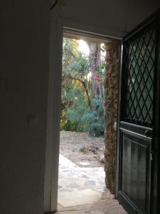 uma porta aberta com vista para um pátio em Alexandra villas em Gouvia