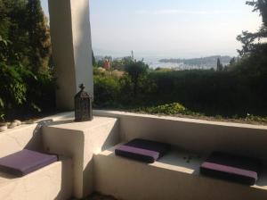 ゴウヴィアにあるAlexandra villasの紫の座席付きポーチ