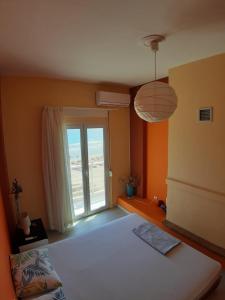 Postel nebo postele na pokoji v ubytování Apartment Michalis by the Sea