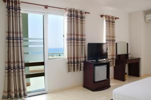 Μια τηλεόραση ή/και κέντρο ψυχαγωγίας στο Long Beach Hotel