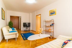 un salon avec un canapé et une table dans l'établissement Big 4 bedroom apartment with private parking, à Zagreb