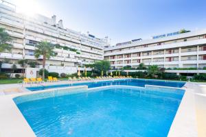 una piscina frente a un gran edificio en Apartamento dentro da Marina de Vilamoura, en Vilamoura