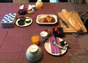 トレギエにあるAux Perderiesの朝食用の食材とオレンジジュースを用意したテーブル