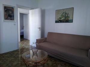 卡薩拉巴特的住宿－La Nassa Salento，客厅配有沙发和桌子