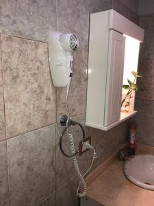 Bilik mandi di Casa con Garage Puerto Iguazú, zona residencial +34 gambar