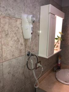 secador de pelo en el baño con lavabo en Casa con Garage Puerto Iguazú, zona residencial en Puerto Iguazú