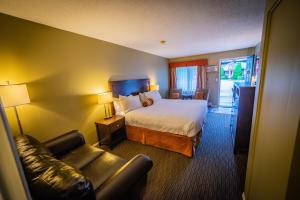 Voodi või voodid majutusasutuse Alpine Inn & Suites toas
